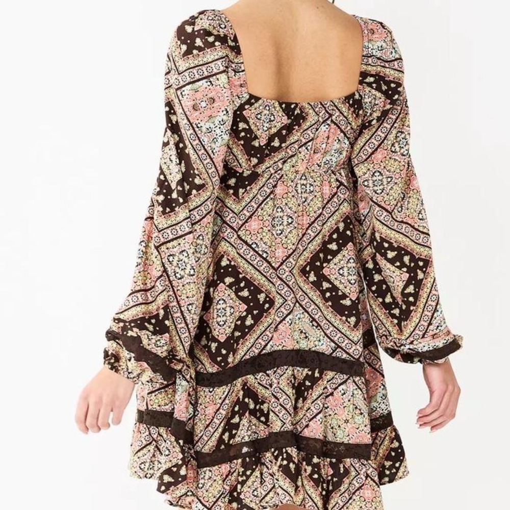 So boho western floral print dress with ruffle hemline and lace details. L